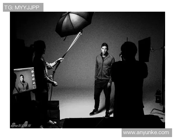 足球明星在摄影棚中的精彩瞬间展现与背后的故事揭秘 足球明星在摄影棚中的精彩瞬间展现与背后的故事揭秘