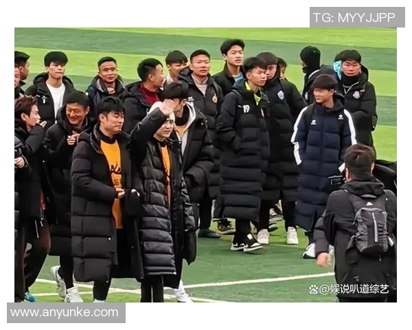 足球明星与路人亲密互动趣味视频展现真实一面引发热议 足球明星与路人亲密互动趣味视频展现真实一面引发热议